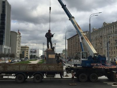 Установка памятника М. Калашникову в Москве. Фото: gazeta.ru