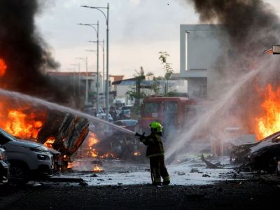 Сотрудники службы экстренной помощи тушат пожар. Фото: Amir Cohen / Reuters